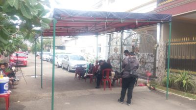 Suasana di depan kediaman Captain Didik Gunardi, Seni (11/1/2021). Foto: Gobekasi.id