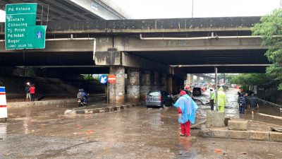 Banjir di Kolong Tol JORR, Bekasi Barat, Kota Beksai, Minggu (24/1/2021). Foto: Gobekasi.id