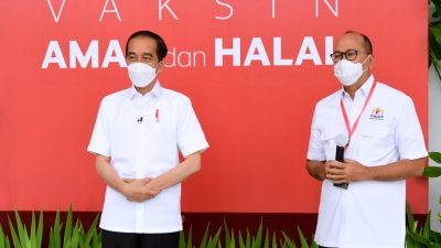 Joko Widodo dan Ketum Kadin Rosan P. Roeslani usai mengikuti vaksinasi Covid-19. Foto: (Ist)