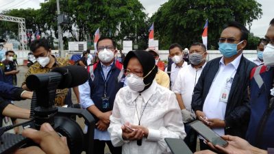 Menteri Sosial Tri Rismaharini mengantar 15 PMKS bekerja di BUMN PT Waskita Karya, Kamis (21/1/2021). Foto: (Ist)