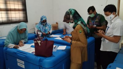 Kota Bekasi - Penyortiran Vaksin Covid-19 di Unit Pelayanan Teknis Dinas (UPTD) Instalasi Farmasi Dinas Kesehatan Kota Bekasi, Kompleks Perum Bumyagara Jalan Bayan 1 No 1, Kelurahan Mustika Jaya, Kecamatan Mustika Jaya, Selasa (12/1/2021). Foto: (Ist)