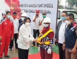 Ke Bekasi, Mensos Risma Pekerjakan 15 PMKS di BUMN