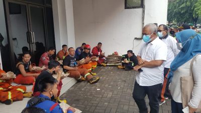 Wali Kota Bekasi Rahmat Effendi saat menyambangi Kantor Dinas Pendidikan dan menyapa petugas Disdamkar yang berjibaku memadamkan kobaran api, Jumat (29/1/2021). Foto: (Ist)