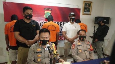 Kapolres Metro Bekasi Kombes Pol Hendra Gunawan saat memberikan keterangan pers kasus pencurian sepeda motor, Kamis (7/1/2021). Foto: (Ist)