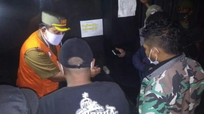 Patroli Satpol PP di wilayah Kota Bekasi guna menekankan penyebaran Covid-19