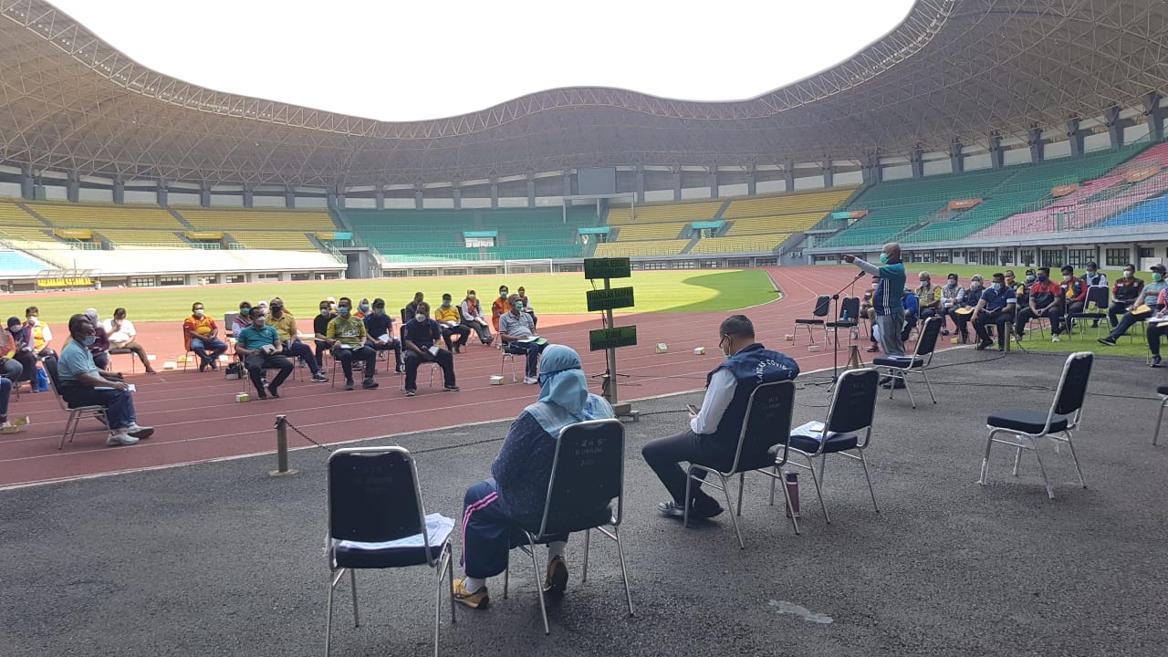 Rapat Wali Kota Bekasi dengan Kepala OPD di Stadion Patriot Candrabhaga dengan menjalankan prokes. Foto: (Ist)