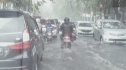 Genangan air di Jalan ir.H Juanda, Bekasi Timur, Kota Bekasi. Foto: Dok.Gobekasi.id