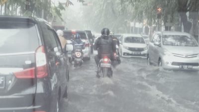 Genangan air di Jalan ir.H Juanda, Bekasi Timur, Kota Bekasi. Foto: Dok.Gobekasi.id