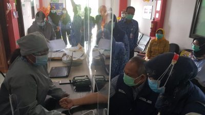 Komite Kebijakan Penanganan Covid-19 dan Pemulihan Ekonomi Daerah Provinsi Jawa Barat Setiawan Wangsaatmaja melakukan vaksinasi di Kabupaten Bekasi, Rabu (17/2/2021).Foto: Gobekasi.id