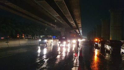 Kondisi Jalur Tol Jakarta-Cikampek tergenang banjir. Foto: (Ist)