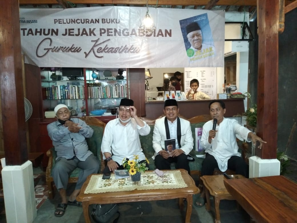 Launching Buku 38 Tahun Jejak Pengabdian di Literacy Coffee, Minggu (7/2/2021). Foto: Gobekasi.id