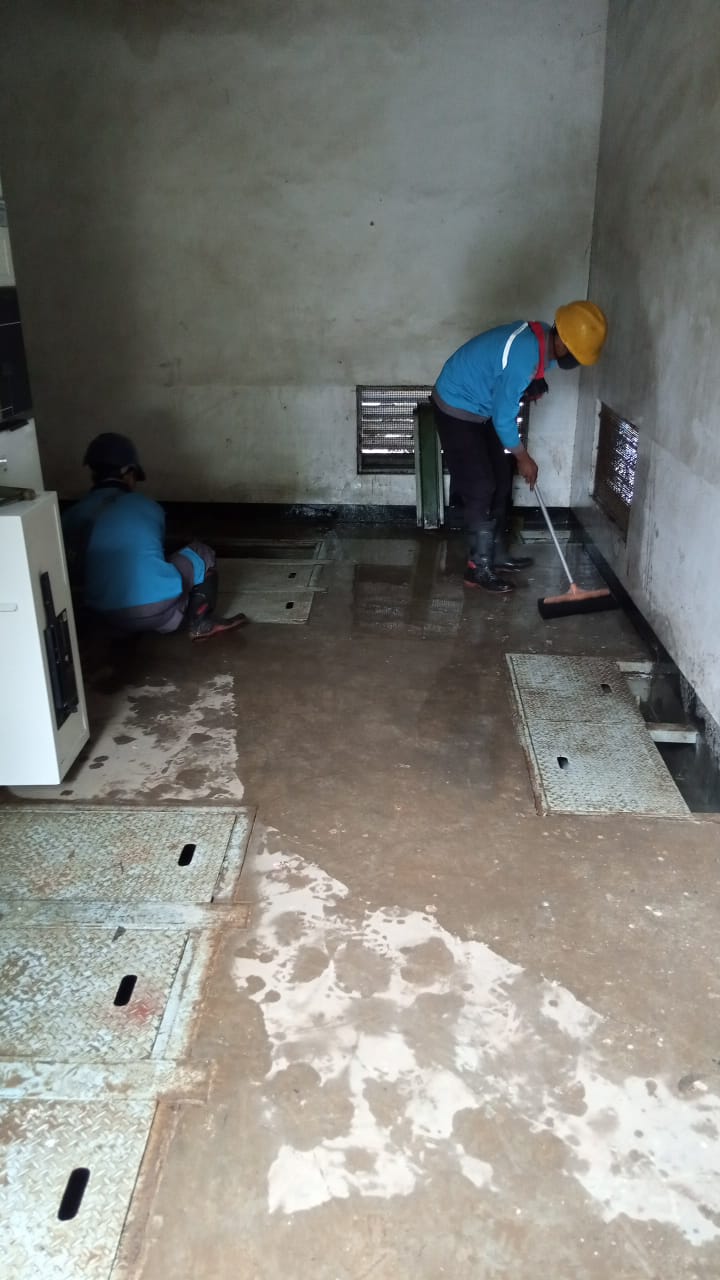 Petugas PLN UP3 Bekasi saat melakukan penanganan listrik saat banjir. Foto: Gobekasi.id