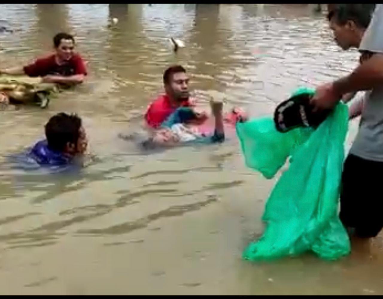 Evakuasi mayat perempuan yang terseret arus banjir. Foto: (Ist)