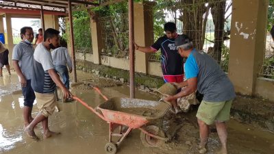 Warga Cikarang gotong royong bersihkan sisa lumpur pasca banjir, Jumat (26/2/2021). Foto: Gobekasi.id