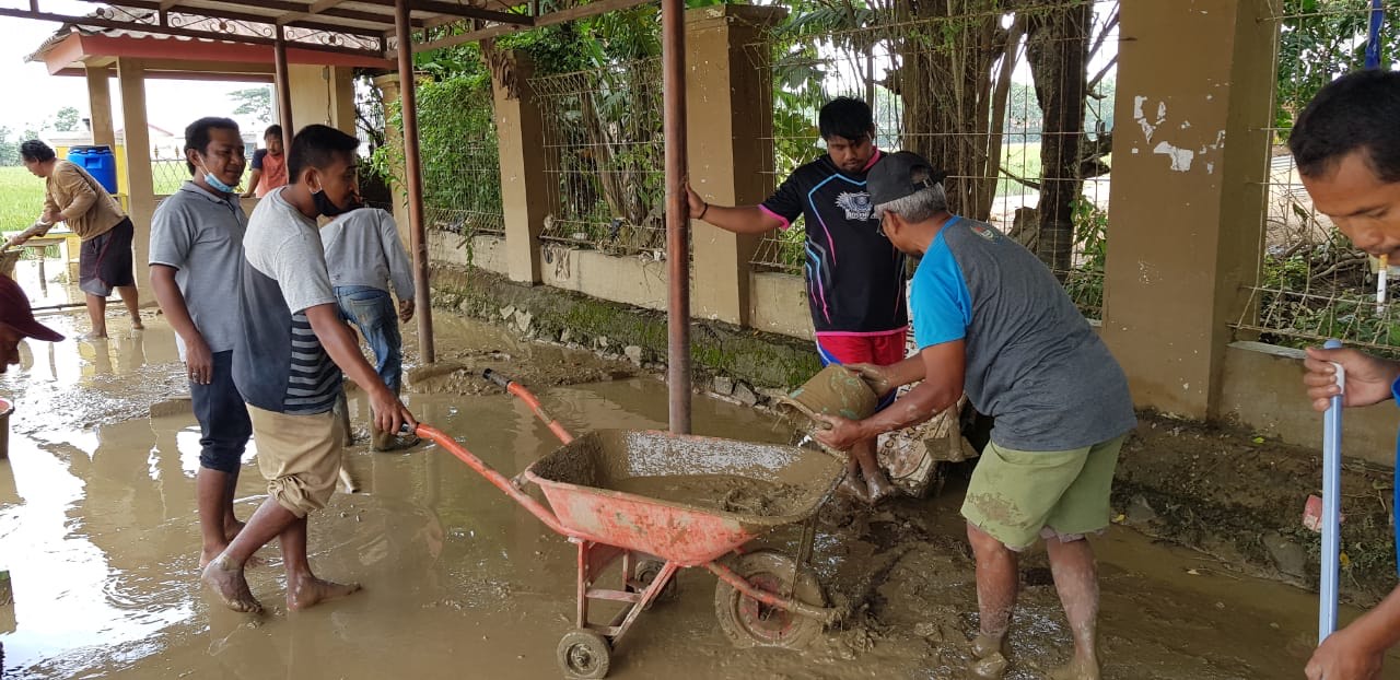 Warga Cikarang gotong royong bersihkan sisa lumpur pasca banjir, Jumat (26/2/2021). Foto: Gobekasi.id