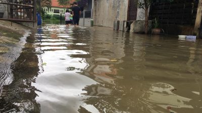 Banjir Meluas, Aktivitas Warga Kota Bekasi Lumpuh