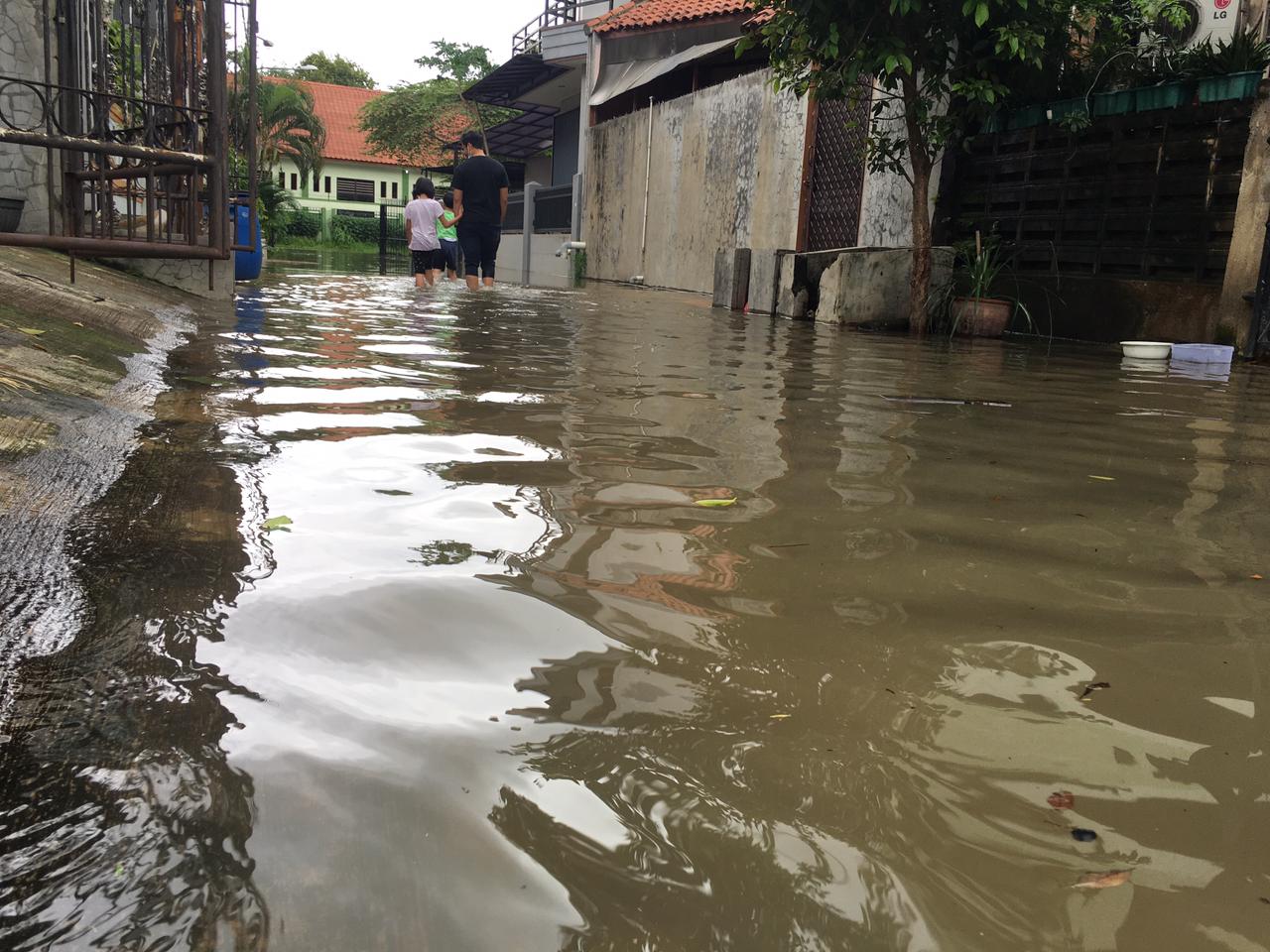 Penampakan banjir di Kompleks Keuangan, Kelurahan Kayuringin, Kecamatan Bekasi Selatan, Kota Bekasi, Jumat (19/2/2021). Foto: Gobekasi.id