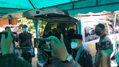 Ustad Yusuf Mansyur saat proses penjemputan jenazah ustad maheer di kediamannya, Pondok Gede, Kota Bekasi, Selasa (9/2/2021). Foto: Gobekasi.id