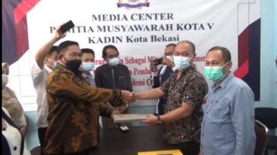 Gunawan mengembalikan berkas pendaftaran ke kantor Sekretariat Panitia Mukota V KADIN Kota Bekasi di Ruko Kalimas Margahayu Bekasi Timur, Senin (8/2/2021).