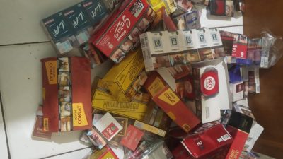 Bungkus roko berbagai merk yang disita dari pelaku. Foto: (Ist)