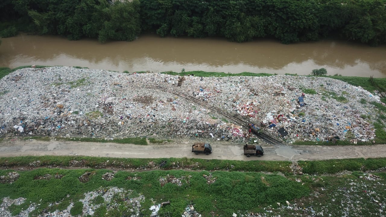 Tumpukan sampah yang menggunung di bantaran kali CBL sepanjang satu kilometer. Foto: (Ist)