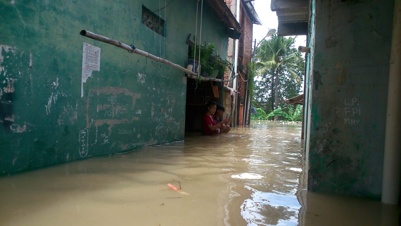 banjir 1,5 meter di Kampung Lebak, Kelurahan Teluk Pucung, Bekasi Utara yang rata dengan Kali Bekasi, Senin (8/2/2021). Foto: Gobekasi.id