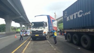 Contraflow di Tol Japek akibat genangan banjir. Foto: (Ist)