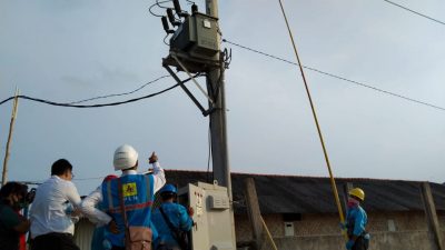 PLN UP3 Ciarang saat melakukan penormalan listrik pascabanjir di Pebayuran. Foto: Gobekasi.id