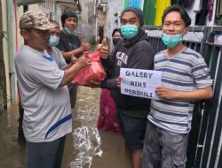 Peduli Korban Banjir Bekasi, Komunitas Sepeda Bagi-bagi Paket Sembako