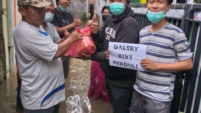 Komunitas sepeda memberika paket sembako terhadap korban banjir di Margahayu. Foto: Gobekasi.id