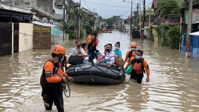 Proses evakuasi warga PGP oleh BPBD Kota Bekasi, Jumat (19/2/2021). Foto: Gobekasi.id