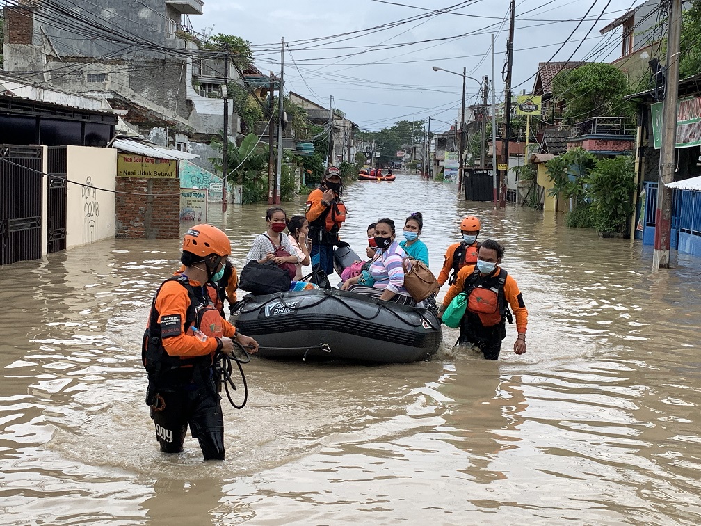 Proses evakuasi warga PGP oleh BPBD Kota Bekasi, Jumat (19/2/2021). Foto: Gobekasi.id