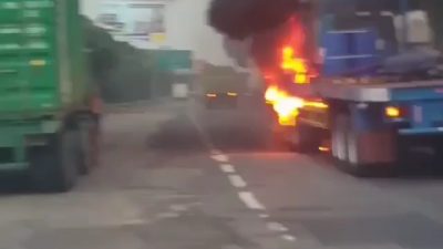 Truk Terbakar, Lalin Jakarta Cikampek Tersendat