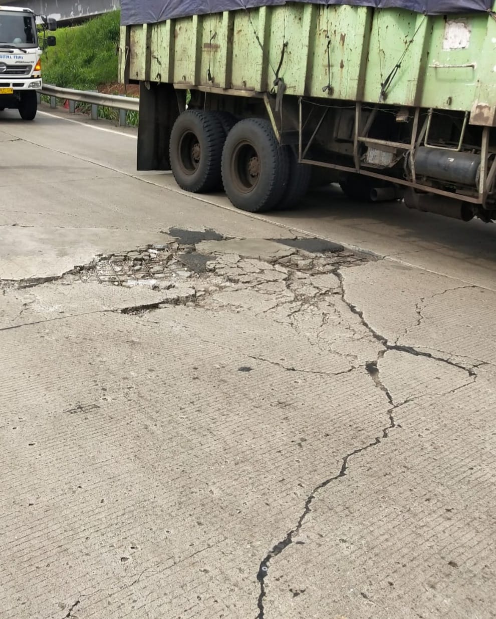 Kondisi Jalan tol Jakarta-Cikampek rusak. Foto: (Ist)