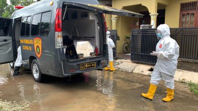 Begini Cara Satgas Covid-19 Bekasi Evakuasi Korban Banjir Terpapar Covid-19