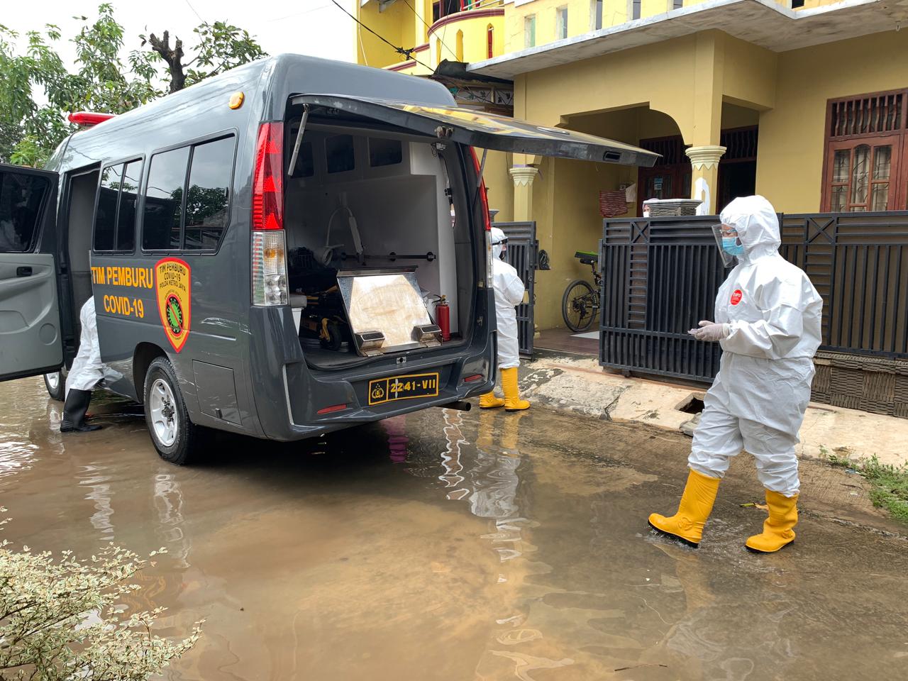 Proses evakuasi korban banjir yang terpapar Covid-19 di Kabupaten Bekasi, Senin (8/2/2021). Foto: Gobekasi.id