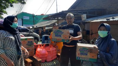 PLN UP3 Cikarang menyalurkan bantuan makanan siap santap dan sembako kepada korban banjir, Minggu (21/2/2021). Foto: Gobekasi.id