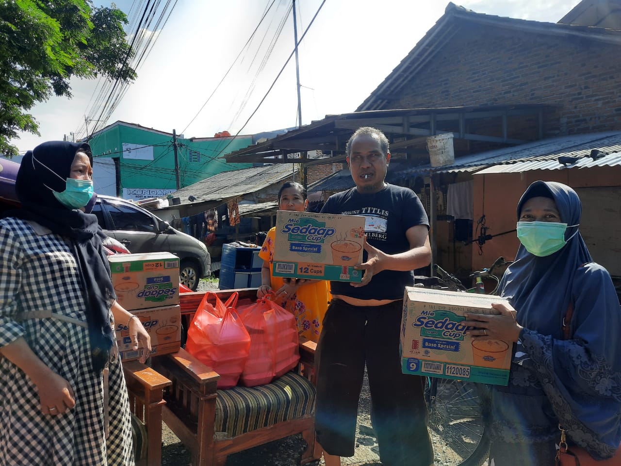 PLN UP3 Cikarang menyalurkan bantuan makanan siap santap dan sembako kepada korban banjir, Minggu (21/2/2021). Foto: Gobekasi.id