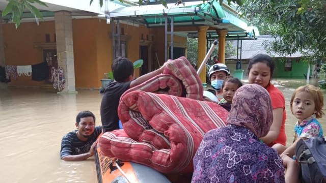 Proses evakuasi warga di pebayuran kabupaten bekasi. Foto: Dok.BNPB