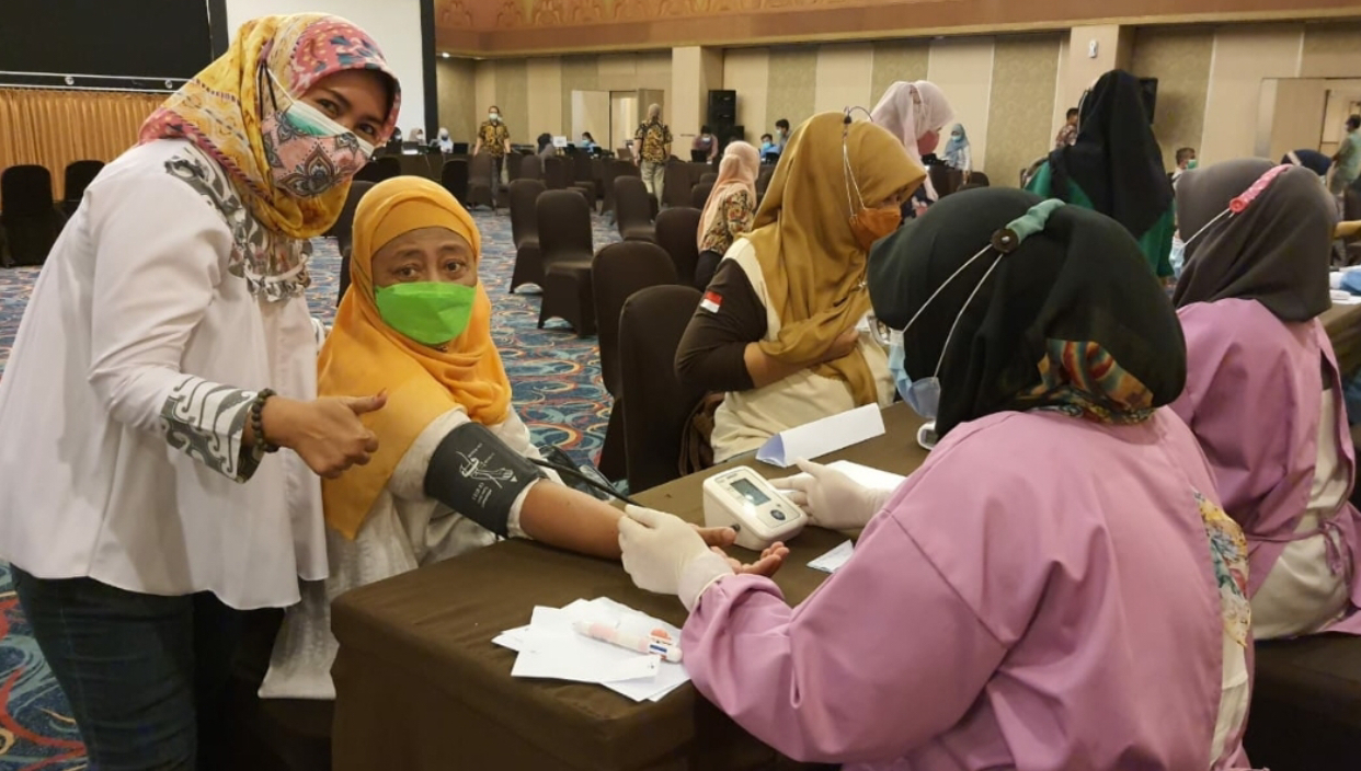 Prosesi pelaksaan vaksinasi covid-19 pengurus dan anggota DWP Kota Bekasi di Hotel Horison, Selasa (23/3/2021). Foto: dok.humas