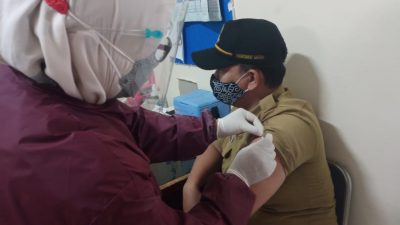 ASN Pemkot Bekasi saat melaksanakan vaksinasi covid