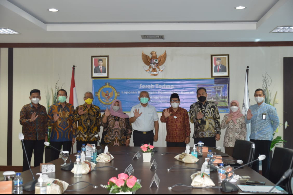 Penyerahan Laporan keuangan Pemkot Bekasi Tahun 2020 ke BPK RI Perwakilan Jawa Barat, Jumat (19/3/2021). Foto: Dok.humas