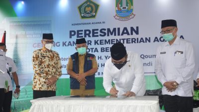 Menteri Agama RI KH. Yaqut Cholil Qoumas saat menandatangani prasasti peresmian Kantor Kementerian Agama Kota Bekasi disaksikan Kakanwali Kemenag Provinsi Jawa Barat, Adib dan Wali Kota Bekasi Rahmat Effendi serta Ketua DPRD Kota Bekasi Choiruman J Putro, Senin (8/3/2021). Foto: Dok.Humas