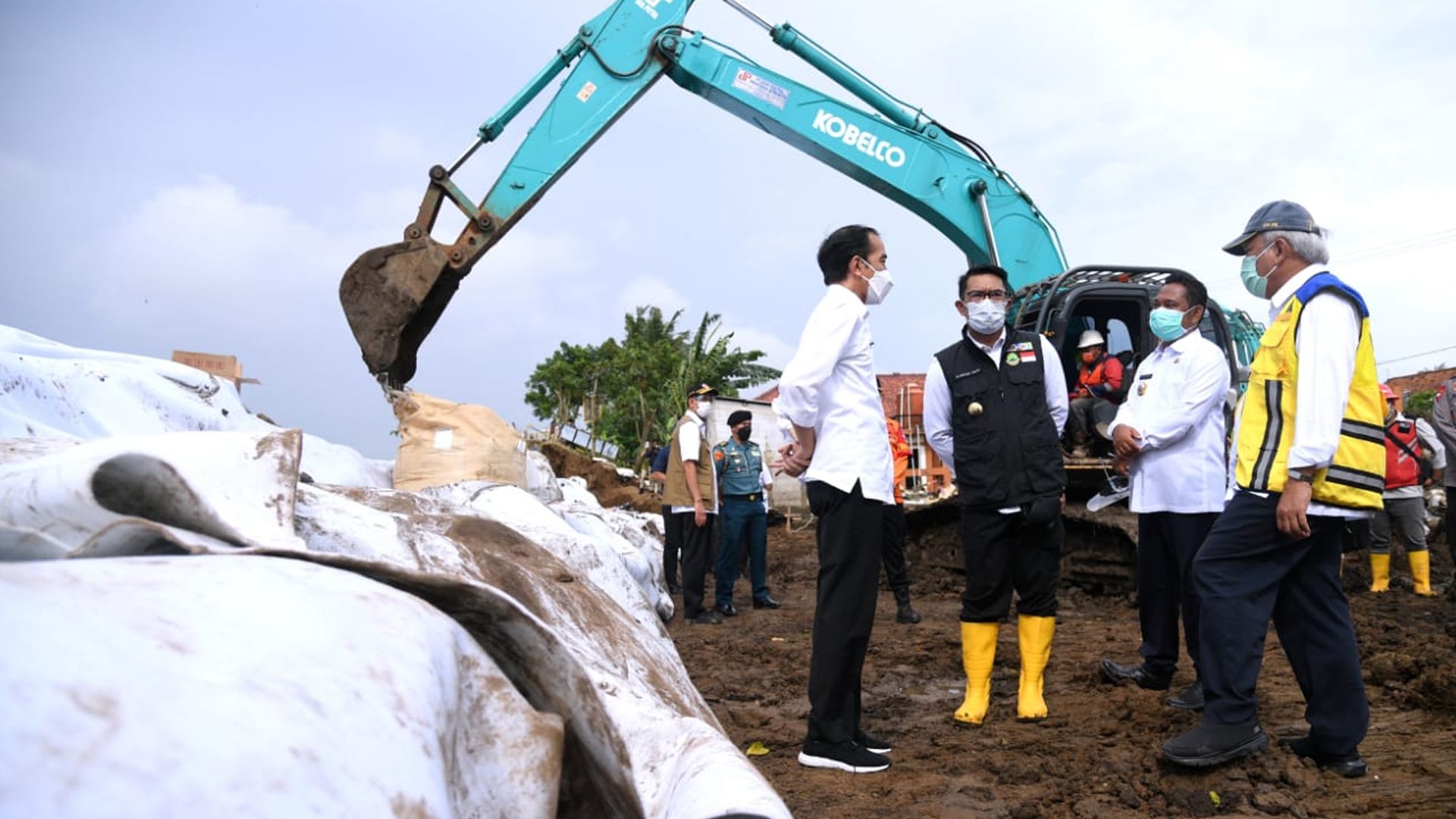 Presiden Joko Widodo saat meninjau lokasi jebolnya tanggul kali citarum. Foto: (Ist)