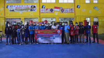 Prosesi pelepasan 18 atlet dari cabor muaythai oleh KONI Kota Bekasi menuju Kejurnas di Kendari, Sulawesi Tenggara, Minggu (21/3/2021). Foto: (Ist)