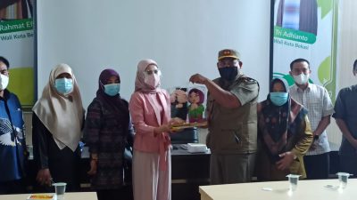 Pemberian cinderamata Pemerintah Kota Bekasi kepada DPRD Kota Depok dalam studi banding