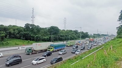 Kondisi Lalin di Tol Japek pad aperayaan Libur Isra Mi'Raj 2021. Foto: (Ist)