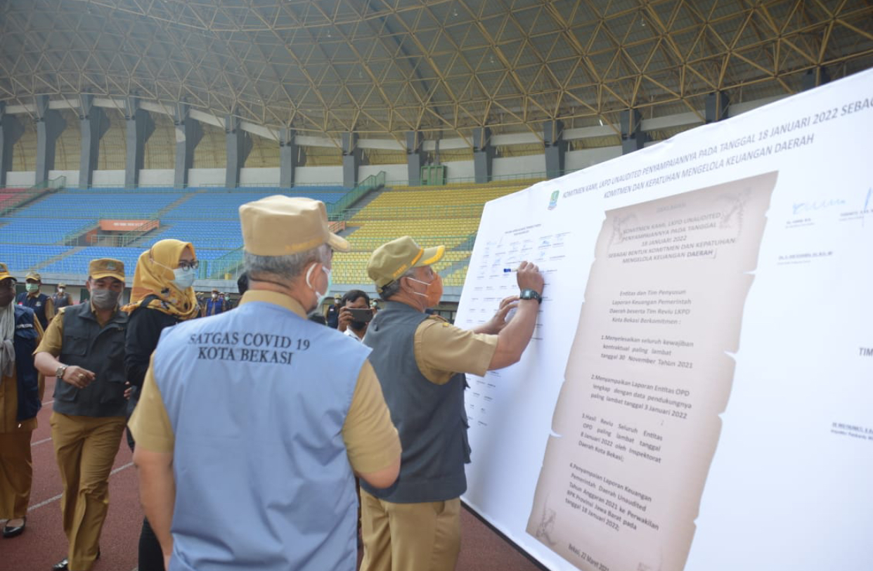 Penandatangan Komitmen LKPD Un Auditied Tahun 2021 oleh Kepala OPD Kota Bekasi dan Wali Kota Bekasi, Senin (22/3/2021). Foto: dok.humas