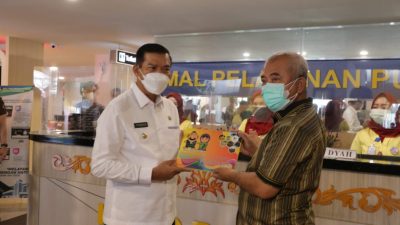 Wali Kota Bekasi Rahmat effendi foto bersama Wali Kota Pekanbaru, Firdaus, Kamis (25/3/2021). Foto: dok.humas