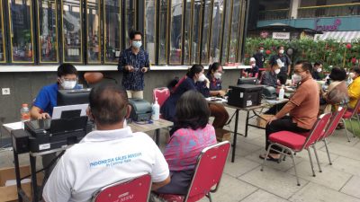 Vaksinasi para lansia di Distrik 1, Meikarta, Kabupaten Bekasi, Kamis (18/3/2021). Foto: Gobekasi.id